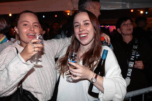 Bild 9: Konstanzer Weinfest 2025: Der Stephansplatz ist voll und die Stimmung prima