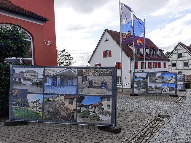 Bereits seit Wochen wandert eine Fotoausstellung zur Gemeindegeschichte an verschiedene Brennpunkte der Gemeinde, hier vor das Rathaus.