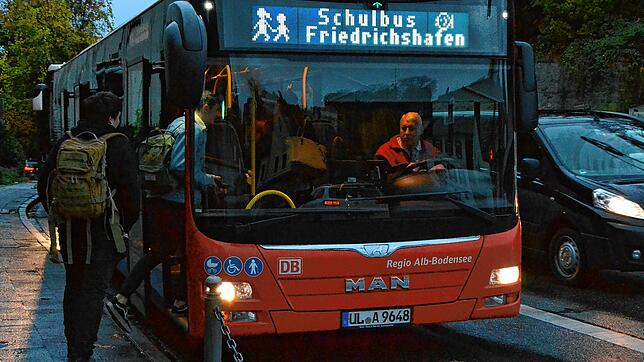 Frühmorgens sind überfüllte Busse an der Tagesordnung. Da viele Schüler nur stehen können, sind im Linienverkehr maximal ...