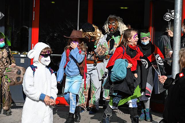 Die Kinder haben ihren Spaß an der kurzfristig organisierten Schulfasnet.