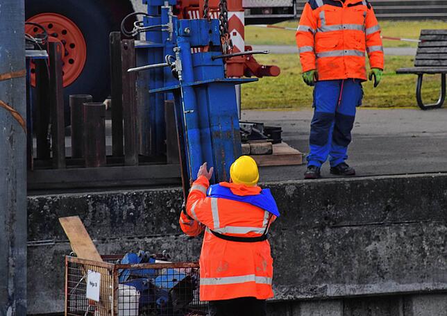 Bild 12: Bilder vom Zusammenbau einer Bohrplattform im Bodmaner Hafen