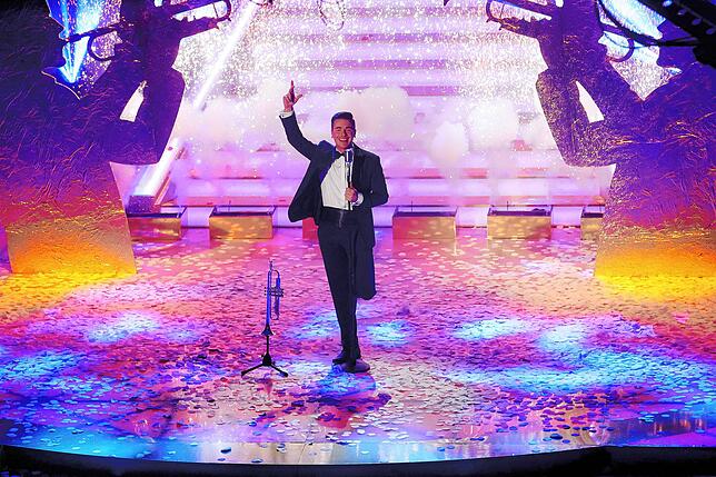 Schlagersänger Eric Philippi bei der Aufzeichnung der ARD-Sendung „Das Adventsfest der 100.000 Lichter“ im November 2022. Er ...
