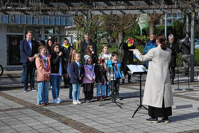 Der ukrainische Kinderchor unter der Leitung von Tamila Elksnidt sang auf dem Viehmarktplatz in Waldshut für die Versammelten.