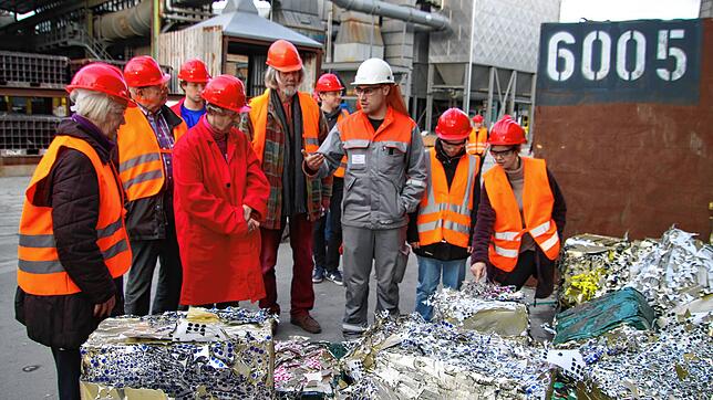 Daniel Gimbel, Werksleiter und Prokurist bei der Stockach Aluminium GmbH (mit weißem Helm) führte die Teilnehmerinnen und Teilnehmer der ...