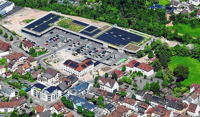 Mai 2024: Mit dem Brennet-Areal ist ein neues Wehrer Stadtzentrum entstanden. Fast fertig ist das neue Wehrer Ärztehaus.