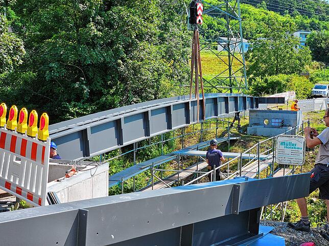 Bild 4: Die neue Brücke über die Schlücht ist da! Das sind die Bilder vom Aufbau