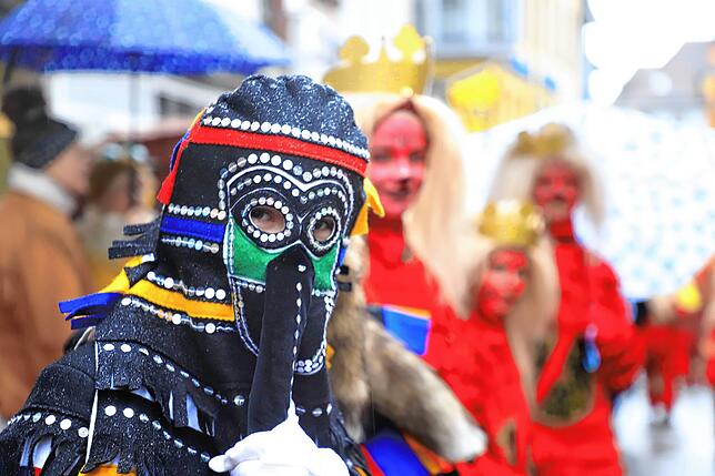 Bild 26: Überlingen am Schmotzigen Donnerstag: Bunte Bilder vom Kindergarten-Zug in der Altstadt