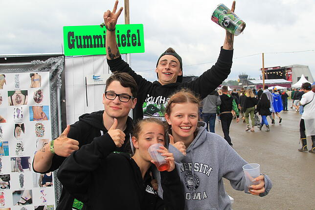 Bild 16: Das miese Wetter kann die Stimmung auf dem Southside nicht trüben: Hier sehen Sie die Bilder vom Festival-Samstag