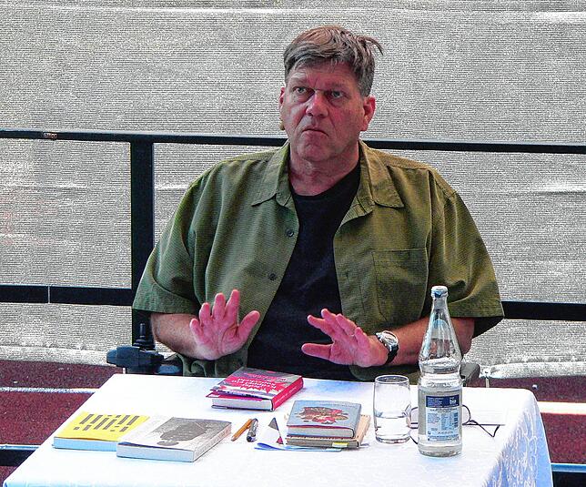 Christoph Keller bei seiner Lesung im Langensteinstadion in Tiengen.