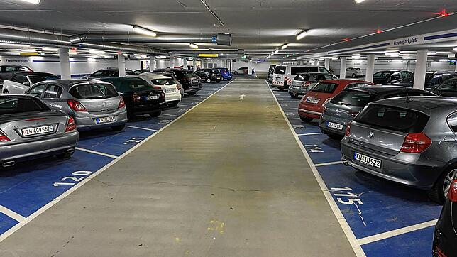 Die Tiefgarage unter der Stadthalle ist von den schlechteren Parkzahlen 2021 nicht betroffen. Das lag am Kreisimpfzentrum, das dort ...
