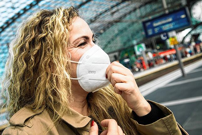 Die Maske abnehmen: Das ist ab Sonntag möglich – nur noch an wenigen Orten wird man sie dann benötigen.
