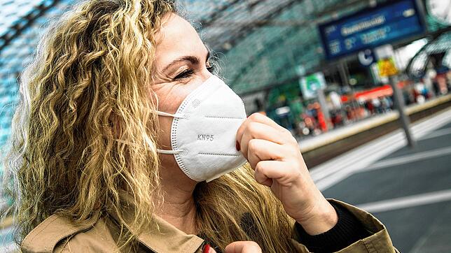 Die Maske abnehmen: Das ist ab Sonntag möglich &ndash; nur noch an wenigen Orten wird man sie dann benötigen.