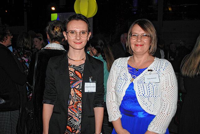 Jacqueline Scheuch, Büroleiterin des Oberbürgermeisters, und dessen Sekretärin Tanja Schmid (von links) haben den Neujahrsempfang ...