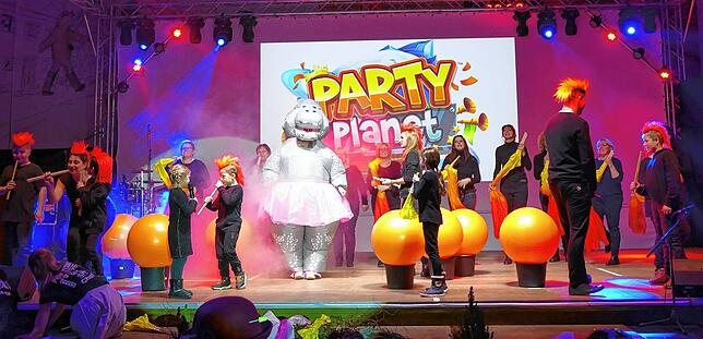 Marktweiber, Narrensamen und Maskenträger servierten auf ihrem „Partyplanet“ einen Mega-Auftritt.