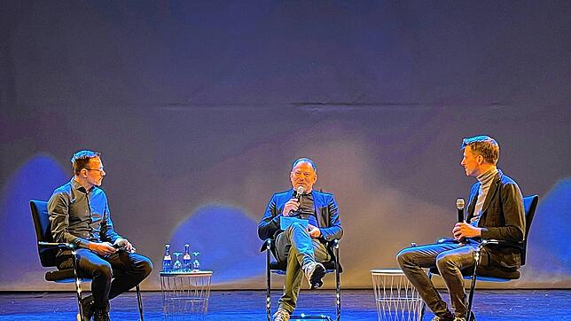 EWS-Nachhaltigkeitsmanager Christian Krause, „Culture4Climate“-Koordinator Ralf Weiß und Gloria-Intendant Jochen Frank Schmidt (von ...