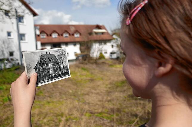 Ein Kind hält im Frühjahr 2022 eine Postkarte des Kinderkurheims Villa Hilda in der Hand. Das abgebildete einstige Bad Dürrheimer ...