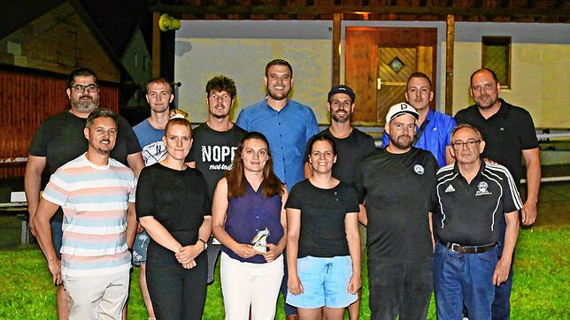 Die neugewählten und geehrten Mitglieder des Fußballclubs Triberg. Vorne (von links) Felix Kentischer, Aleksandra Gardas, Lisa Nagel, ...