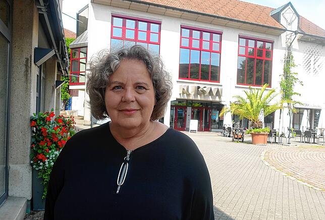 Kulturreferentin Christine Stanzel vor dem Kursaal, einem ihrer wichtigsten Tätigkeitsfelder.