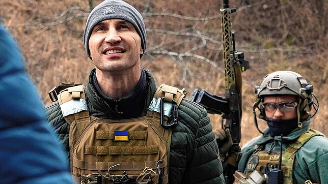 Wladimir Klitschko, ehemaliger ukrainischer Box-Profi, besucht einen Kontrollpunkt in der ukrainischen Hauptstadt Kiew.