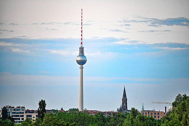 Der Berliner Fernsehturm am frühen Morgen. (Symbolbild)