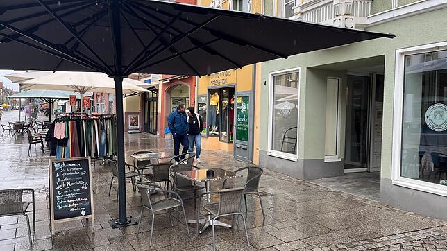 In bester Lage, in der Niederen Straße direkt am Latschariplatz, befindet sich das französische Café – noch.