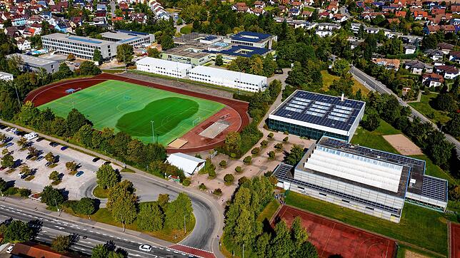 Blick auf das Deutenberg-Schulzentrum mit den gut erkennbaren weißen Container-Modulen. Die Stadtverwaltung lässt jetzt prüfen, ob die ...