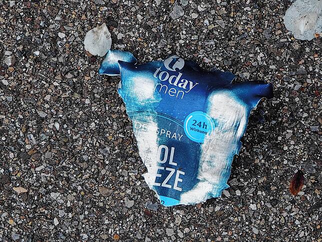 Teile einer Deo-Sprühdose wie dieses haben Anwohner in der Umgebung des Blitzers gefunden.