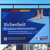Dieses Plakat bei der Bushaltestelle Bodan sorgt bei Stadtrat Alexander Tasdelen für Aufregung. Er ist entrüstet über diese Art von ...