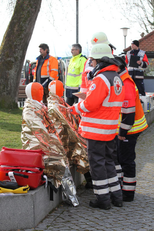 Puppen: Nicht alle "Verletzten" dieser Übung sind echte Menschen. Mehrere Puppen treiben im Wasser und stellen Passagiere dar, die nach ...