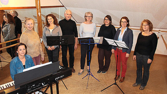 Das "Ensemble Via Lumina" von Angelika Dohlien aus Fützen gibt am 12. Dezember zusammen mit dem Projektchor der Blumberger Realschule ...