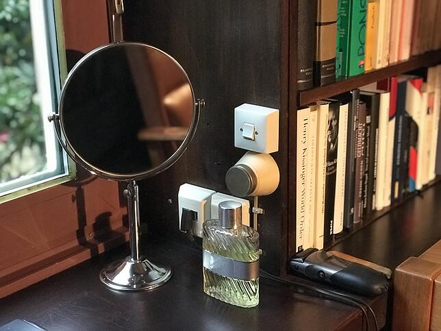 Eine Art Ersatz-Badezimmer findet sich in Schmidts Büro: Rasierspiegel, Rasierwasser und Rasierapparat liegen griffbereit. Es hätte ja ...