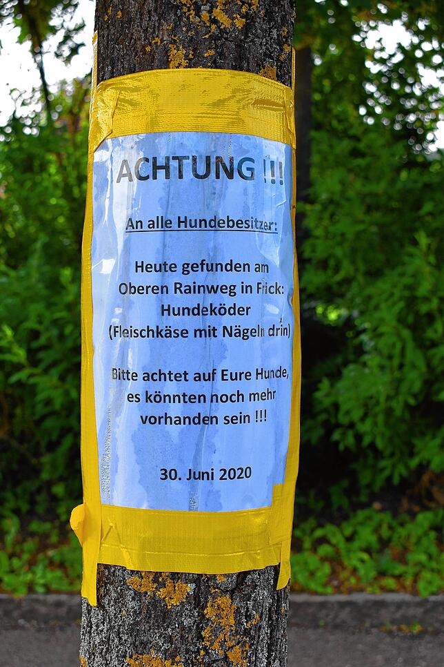 Auf einem Plakat am Oberen Rainweg in Frick wird vor Hundeködern, konkret: mit Nägeln versetzter Fleischkäse, gewarnt. Die ...