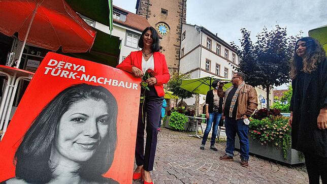 Derya Türk-Nachbaur Sonntagabend in Villingen bei ihrer Wahlparty: Das lange Warten der SPD-Wahlkreis-Kandidatin aus Schwarzwald-Baar ...