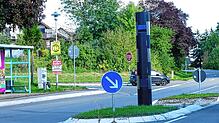 Nach Meinung der IG steht die Radarsäule auf der Verkehrsinsel in der K5756 an der falschen Stelle.