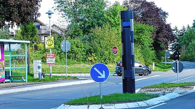 Nach Meinung der IG steht die Radarsäule auf der Verkehrsinsel in der K5756 an der falschen Stelle.