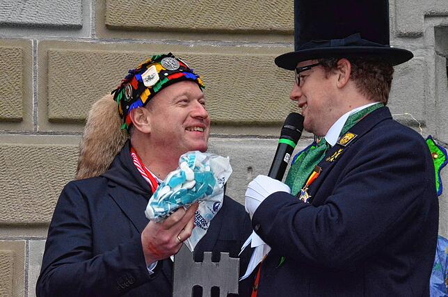 Oberbürgermeister Jan Zeitler (links) freut sich über ein Präsent aus dem Hut von Narrenvater Achim Friesenhagen. Es handelt sich um ...