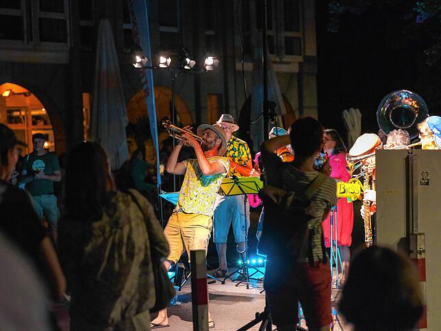 Bild 12: Kulturufer in Friedrichshafen: Buntes Treiben am Abend