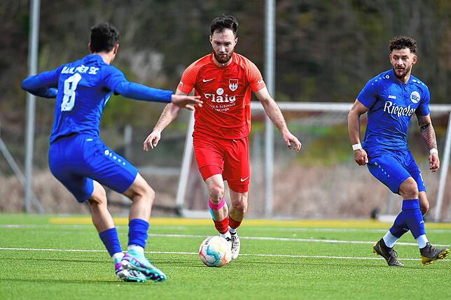 Spielaufbau: Aus einer stabilen Abwehr heraus verteilt Emir Muratovic (Mitte) die Bälle auf seine Mitspieler.