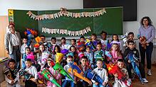 Die 1a Löwenklasse der Waldeck-Schule Singen mit ihrer Klassenlehrerin Kerstin Mayer (rechts) und ihrer Fachlehrerin Kirsten Lienert ...