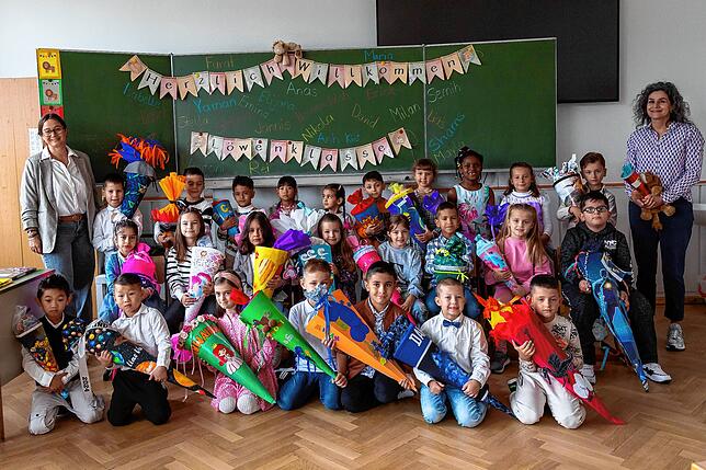 Die 1a Löwenklasse der Waldeck-Schule Singen mit ihrer Klassenlehrerin Kerstin Mayer (rechts) und ihrer Fachlehrerin Kirsten Lienert ...