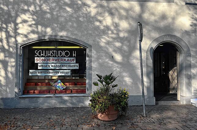Das Schaufenster von Heide Meißners Laden macht Kunden auf den Sonderverkauf aufmerksam.