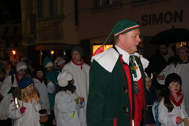 Zunftmeister Tobias Fritz treibt die Narrenschar mit der Pfeife an.