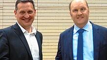 Der im direkten Kandidatenduell unterlegene Jürgen Schuhwerk (rechts) gratuliert Gewinner Christoph Stetter zur Nominierung.