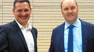 Der im direkten Kandidatenduell unterlegene Jürgen Schuhwerk (rechts) gratuliert Gewinner Christoph Stetter zur Nominierung.