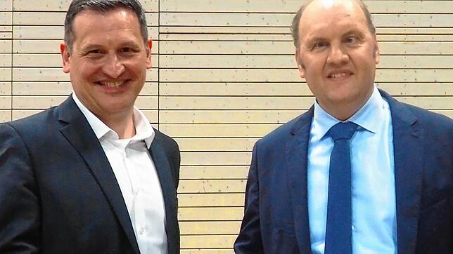 Der im direkten Kandidatenduell unterlegene Jürgen Schuhwerk (rechts) gratuliert Gewinner Christoph Stetter zur Nominierung.