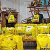 Uwe Lauinger (von links) und Lions-Präsident Roland Brauner stehen hinter den fertig gepackten Weinpaketen für das 17. Villinger ...