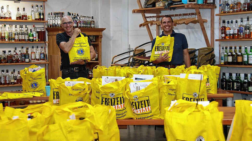 Uwe Lauinger (von links) und Lions-Präsident Roland Brauner stehen hinter den fertig gepackten Weinpaketen für das 17. Villinger ...