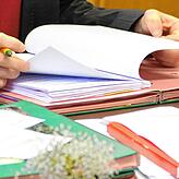 Aktenarbeit auf dem Bürgermeister-Schreibtisch.