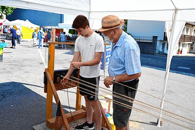 Der Hobby-Seiler Adelbert Mayer aus Bettmaringen bringt seinem Enkel Marius das Seilen bei. Viele verschiedene Sorten aus reinem Hanf ...