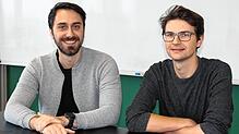Manuel Häußler, Doktor der Chemie (links) und der Chemiestudent Lukas Odenwald möchten Kunststoff so wiederverwerten, dass daraus neue ...